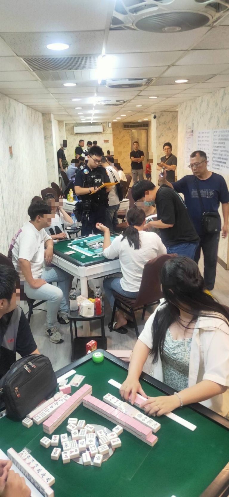 板橋警查獲賭場。（記者徐煜勝翻攝）