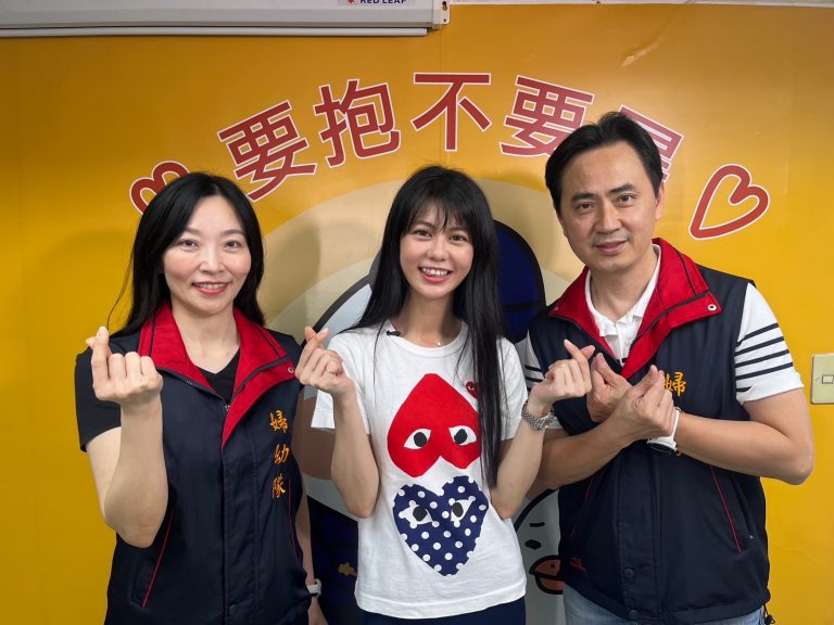 新北市婦幼隊隊長劉家次（右）與網紅白癡公主（中）。（記者徐煜勝翻攝）