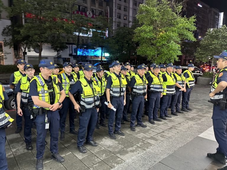 大安分局警青春專案對特定場所實施臨檢。（記者林金聖翻攝）