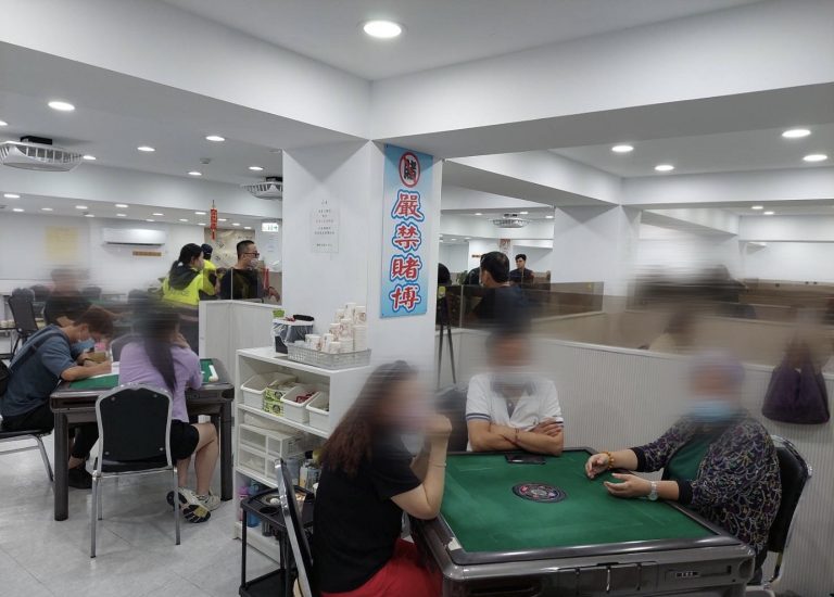 56名賭客趁颱風天聚集麻將協會聚賭。（記者林金聖翻攝）
