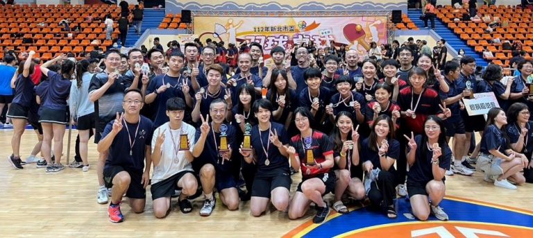 市府盃羽桌球錦標賽市警局團隊合影,前排左一為三峽分局副分局長林子翔。〈新北市警局提供〉