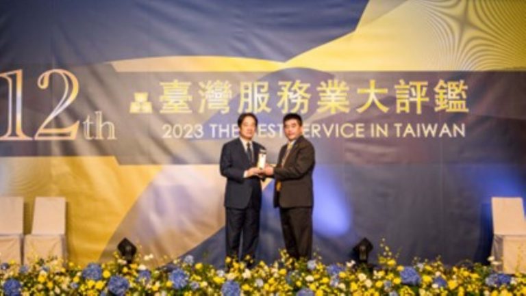 永慶房屋總經理吳良治(右)從賴清德副總統(左)手中接過2023臺灣服務業大評鑑連鎖房仲業服務金獎獎座，正式寫下永慶房屋11連霸的傳奇紀錄！(圖/永慶房屋提供)