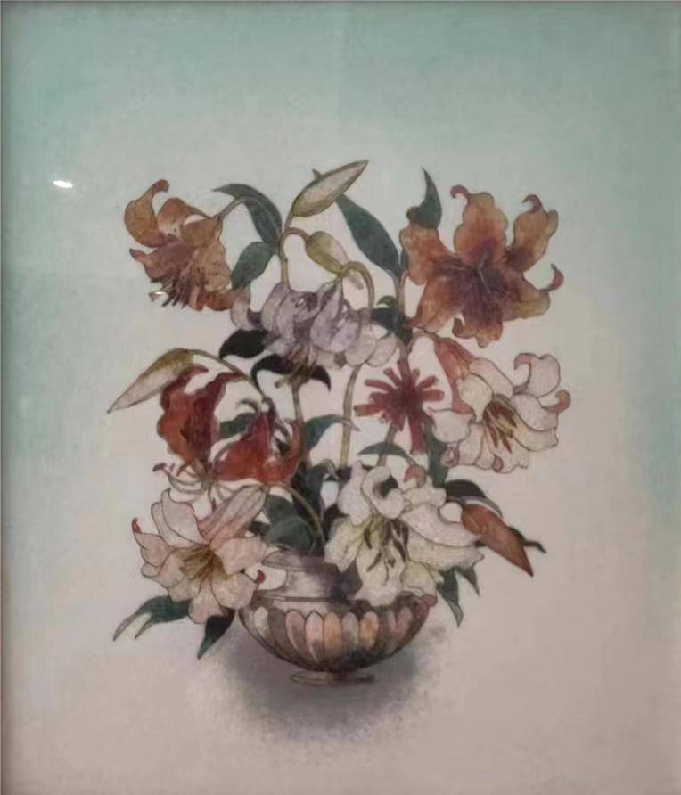 《百合》是90年代出口到美國，被收藏家馬天堯買回收藏， 工匠用鑷子在一盒寶石碎料中細細挑選畫中 花的“花瓣”，做出最自然的漸變效果。(圖/ 三希薈藝術中心提供。)