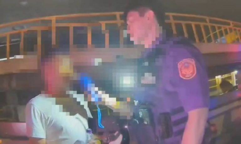 馬國畢接受警方酒測。（記者林金聖翻攝）