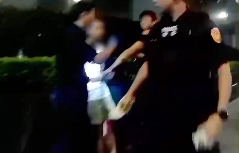 警加強巡邏將欲搭計程車逃離的廖男逮捕歸案。（記者林金聖翻攝）