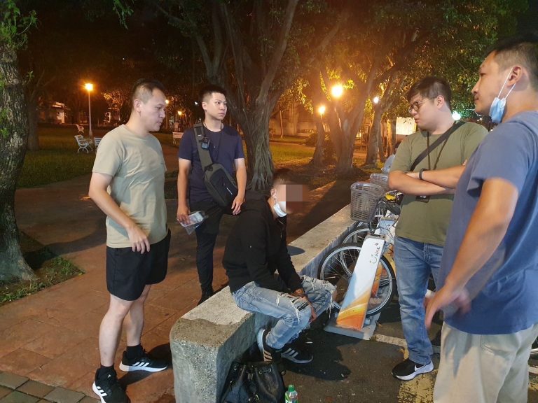 板橋警專案小組即時逮捕取款車手。（記者徐煜勝翻攝）