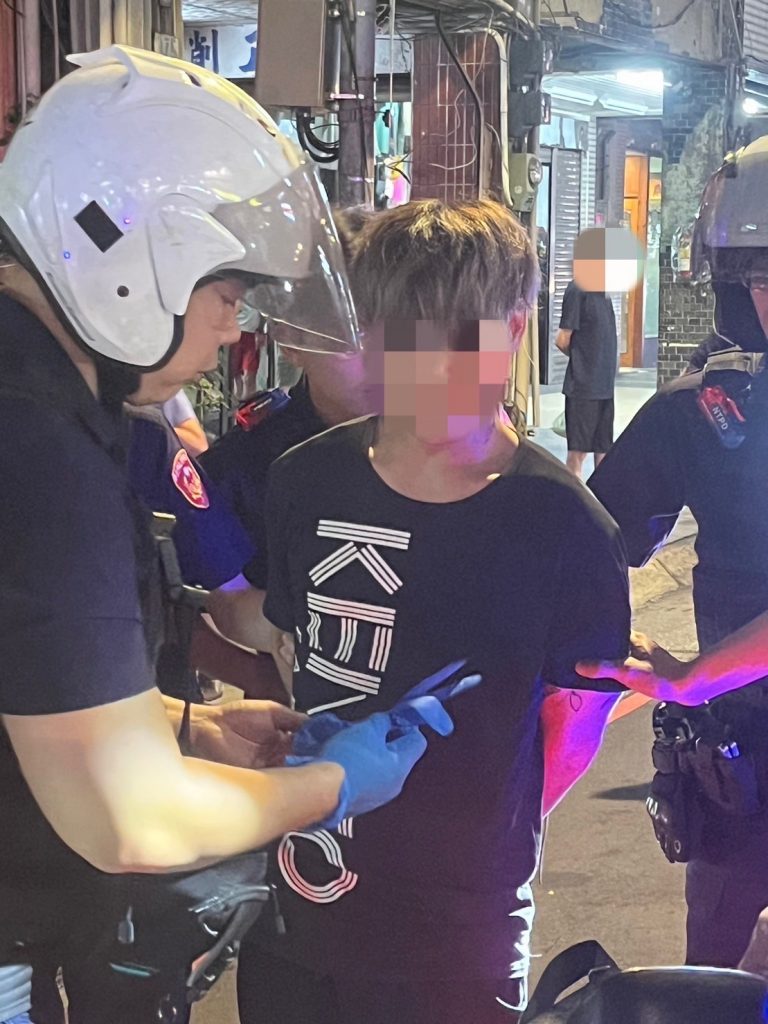 板橋警火速逮捕搶金項鍊犯嫌。（記者徐煜勝翻攝）