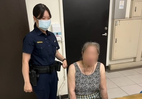 新莊警分局頭前所員警黃玟瑄協助老婦與家人團圓。（記者徐煜勝翻攝）
