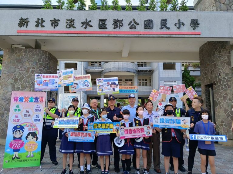 淡水警分局長陳保緒率同仁維護學童安全。(記者徐煜勝翻攝)