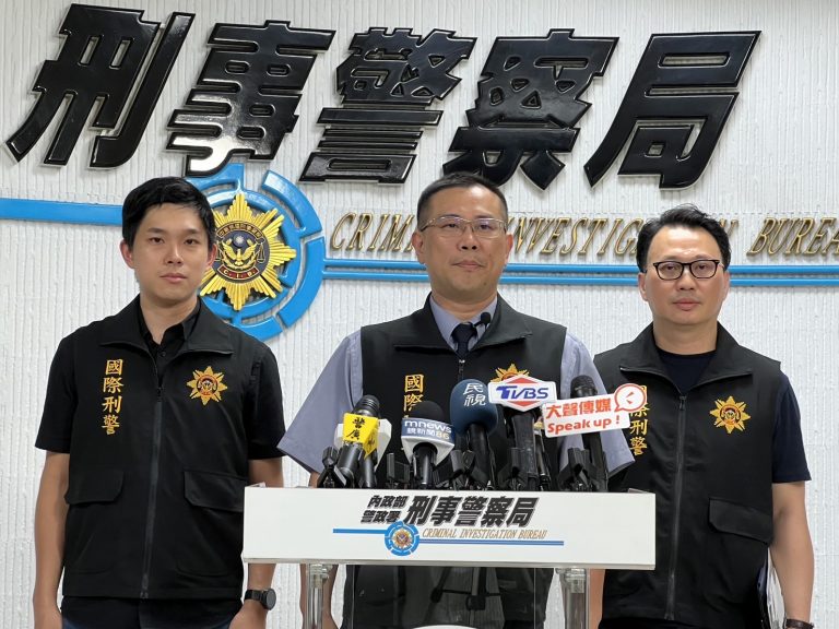 國際刑警科科長李泱輯說明。（記者徐煜勝翻攝）