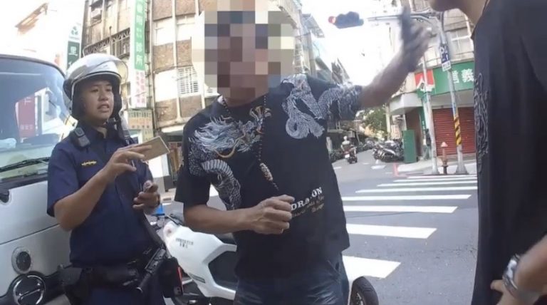 板橋警查緝黃嫌時發現其乃通緝犯。（記者徐煜勝翻攝）