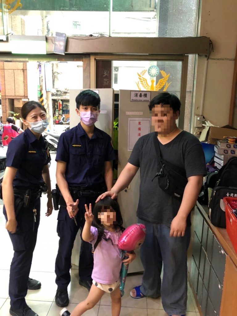 中和警員傾心協助,5歲迷路女童順利回家。(記者徐煜勝翻攝)