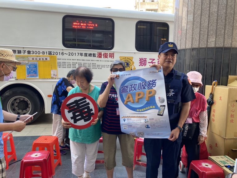 警方參與捐血活動，同時用行動宣導遠離詐騙。(記者宋紹誠翻攝)