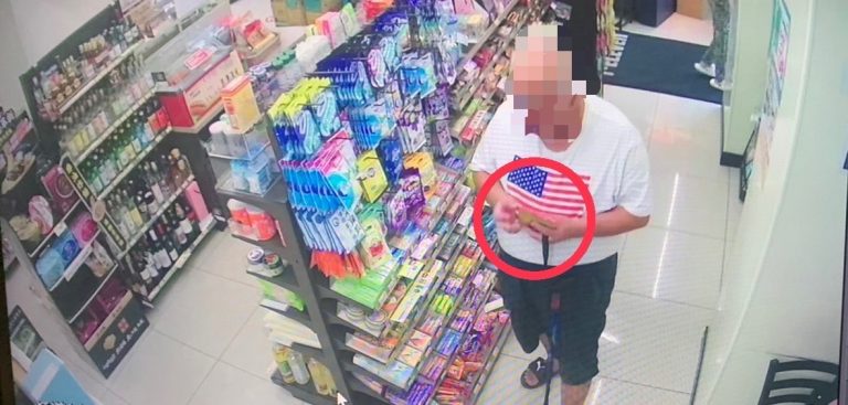老翁拿了店內軟糖畫面。（記者林金聖翻攝）