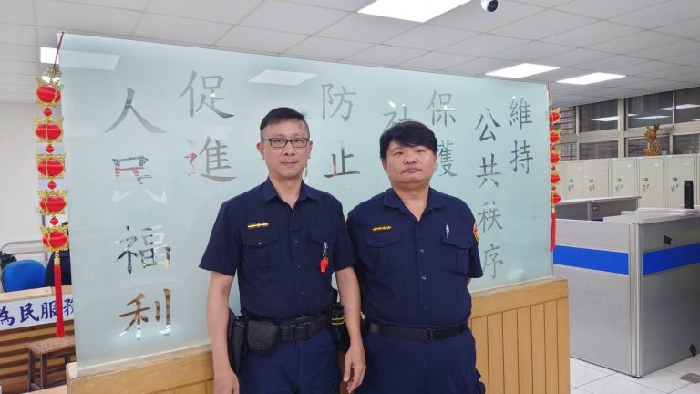 基隆市第三分局百福派出所巡佐路鴻裕（右）及警員賴盧川（左）。(記者宋紹誠翻攝)