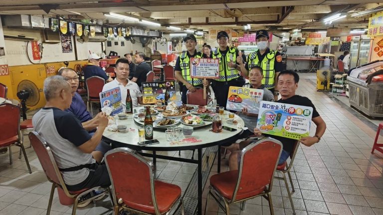 易飲酒場所,向店家及客人加強宣導「喝酒不開車」、「指定駕駛」、「酒後代駕」。(記者宋紹誠翻攝)