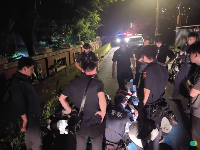 三峽警分局警網在三樹路98巷內將張姓毒蟲制伏逮捕。(圖／警三峽分局提供)