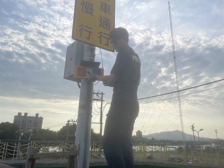 針對易肇事路段，士林分局已將佛光會贈送的20組爆閃燈進行防制交通事故點安置。(圖／警士林分局提供)