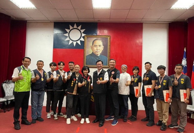 台灣警雁關懷協會理事長盧苓頒發榮譽狀、獎牌及慰勞金，表揚台東縣警局績優警務人員及辦案有功人員。(圖／台灣警雁關懷協會提供)