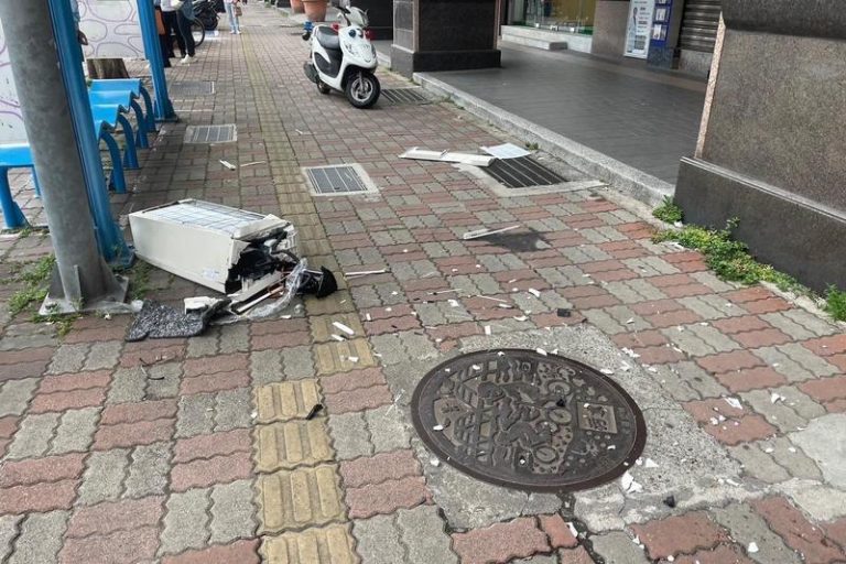 冷氣工人疏失，導致整台冷氣滑落，砸死正在等公車的女大生。(記者張欽翻攝)
