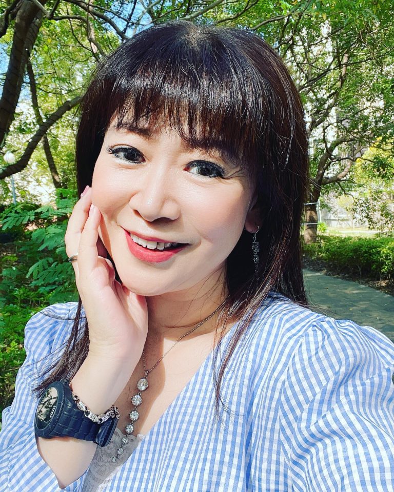 資深廣告演員「林達」(Linda)，受邀為本屆首創15所校園聯盟活動，對年輕學子鼓舞助力（圖／翻攝自 相約美麗魔睫坊 臉書）