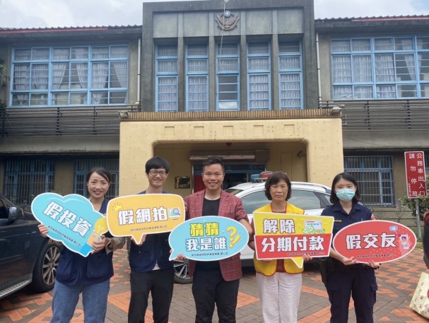「虎克船長」詹翔欽(中)擔任反詐大使與新埔分局警員宣導防詐、識詐觀念。(記者張欽翻攝)