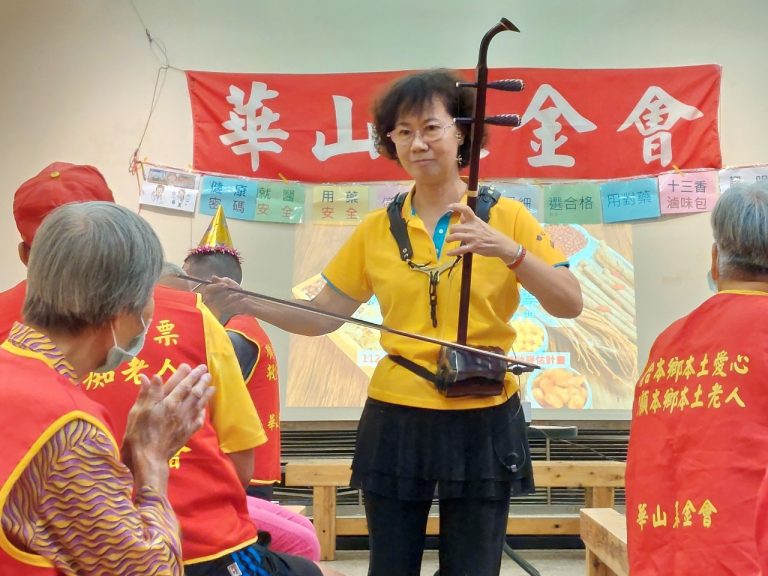 開心樂團現場演奏音樂給長輩欣賞。(記者劉治強攝)
