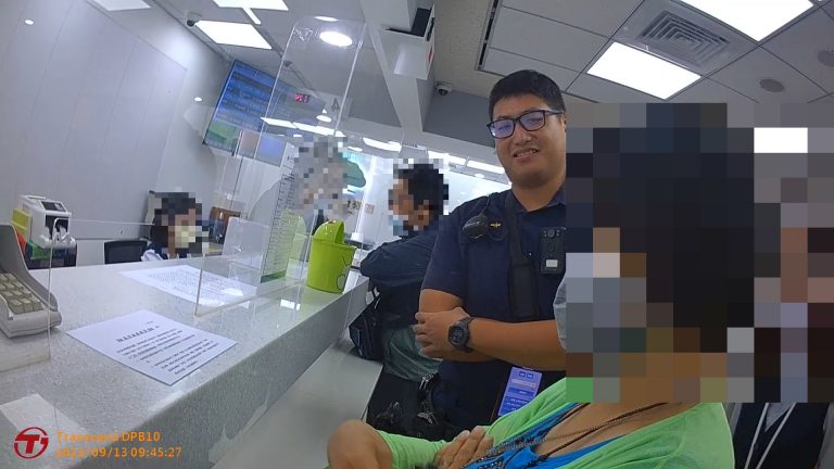 土城廣福所員警苦勸婦人。（記者徐煜勝翻攝）