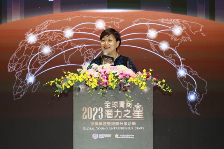 徐佳青委員長祝福獲獎青商潛力之星未來仍持續努力前行，並期許青商潛力之星能回饋社會，讓Taiwan can help的精神在世界每個發酵。(圖/僑委會提供)