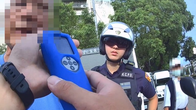 許男身上散發酒味，以酒測器施以呼氣濃度測定超過法定標準，依規定告知權利後上銬逮捕。（記者 郭于榛 翻攝）
