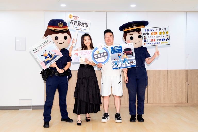 藝人「董至成」、「小CALL」宣導長者反詐騙、指紋捺印、送餐服務。(照片/紅心字會提供)