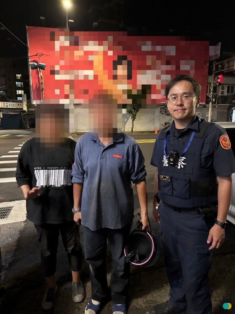 員警細心比對幫張父找到精障女兒，待民如親的為民服務精神值得表率，張父一再表達感謝之意。（張艷君翻攝）