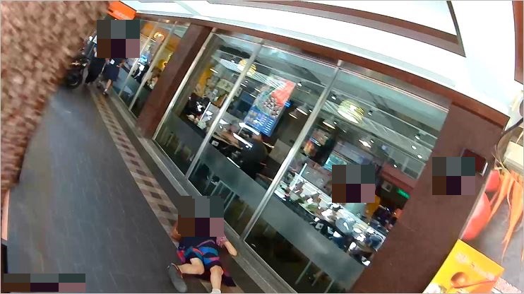 板橋警見老婦倒臥在地緊急上前關切。（記者徐煜勝翻攝）