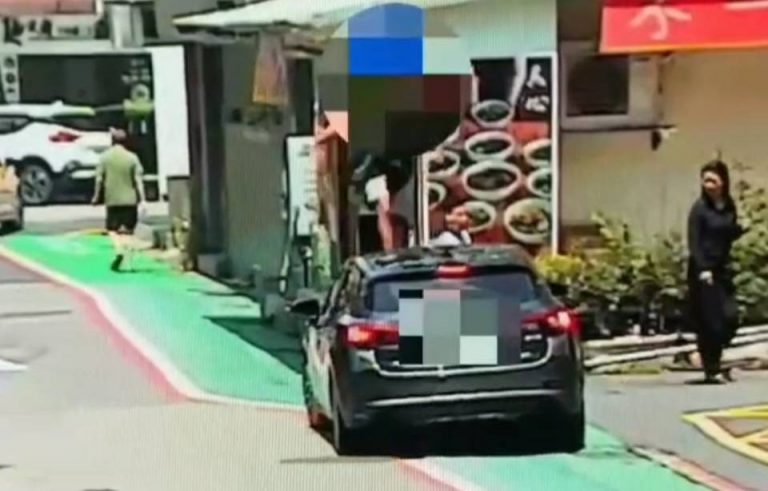 男子踩車而過路人看傻。（記者林金聖翻攝）