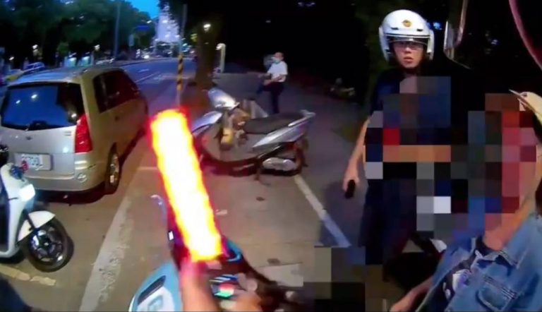 女違規騎上人行道遭攔查取締竟是酒駕。（記者林金聖翻攝）