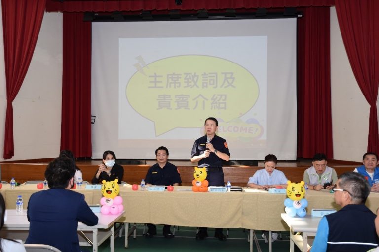 南港分局副分局長楊坤明主持揭開會議序幕。(記者宋紹誠翻攝)