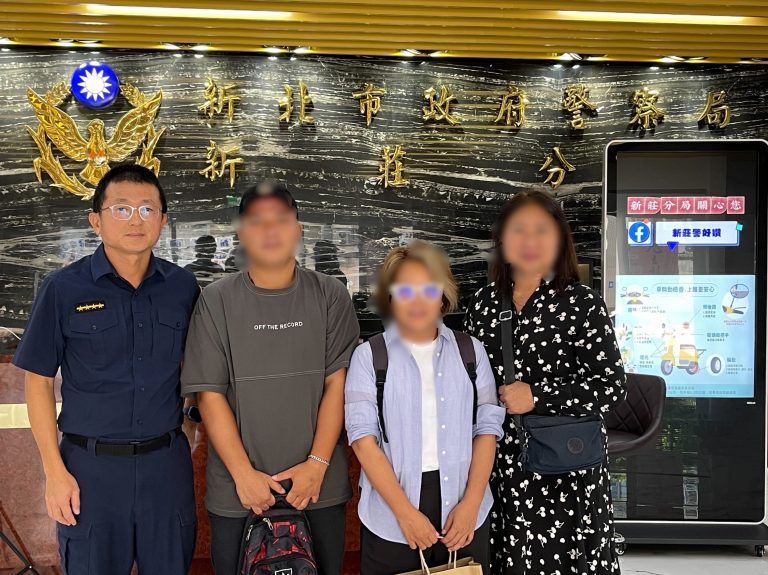 新莊警巡佐王聖傑助亡者落葉歸根。(記者徐煜勝翻攝)