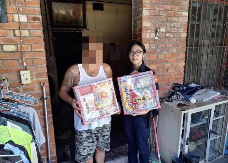 七堵派出所所長徐永煌帶領勤區員警共同發送愛心物資送暖。(記者薛秀蓮翻攝）