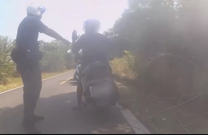 板橋警於堤外便道逮到偷車竊賊。（記者徐煜勝翻攝）