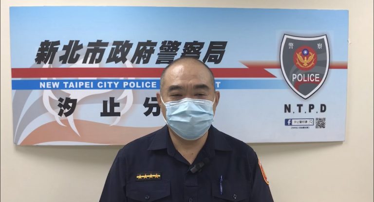 汐止警分局長安所副所長王賜坪說明。（記者徐煜勝翻攝）
