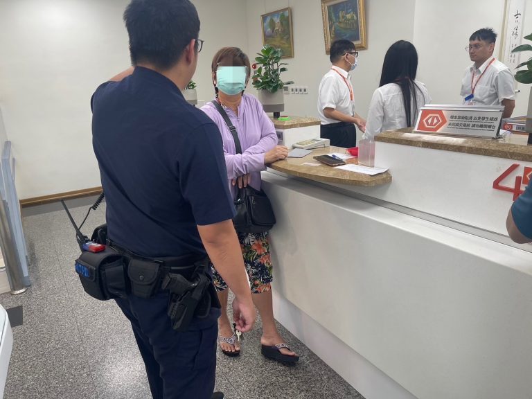 板橋警分局板橋派出所員警獲報後苦勸鄭婦阻止匯款被騙。（記者徐煜勝翻攝）