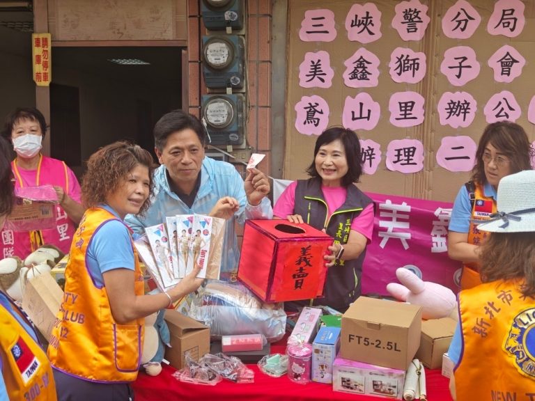 三峽警分局長許城銘現場親力親為。（記者徐煜勝翻攝）