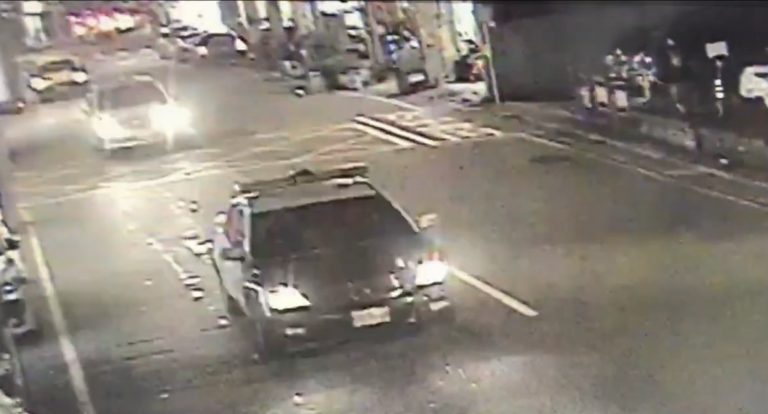 員警鳴警笛協助開道，加快高燒昏迷女童送醫速度以保護安全。（記者 張艷君翻攝）