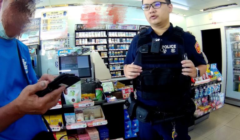 龜山警方苦勸陳男別被騙。(記者徐煜勝翻攝)