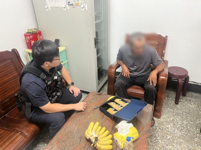 賢孝所員警郭秉泓將李男帶回派出所先安置。（記者徐煜勝翻攝）
