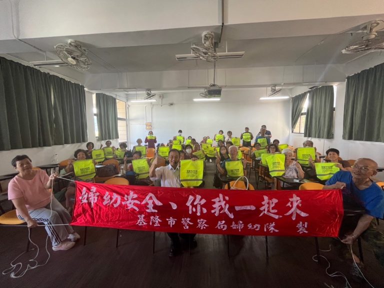 為崇右樂齡大學學生與基隆市警察局保安隊副隊長張竣翔大合影照片。記者薛秀蓮翻攝）