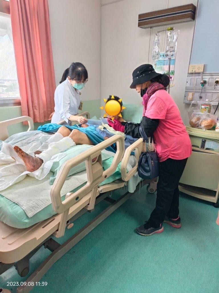 雙腳長蛆街友經陳女及護理長多次勸導菜願意接受治療。（院方提供）