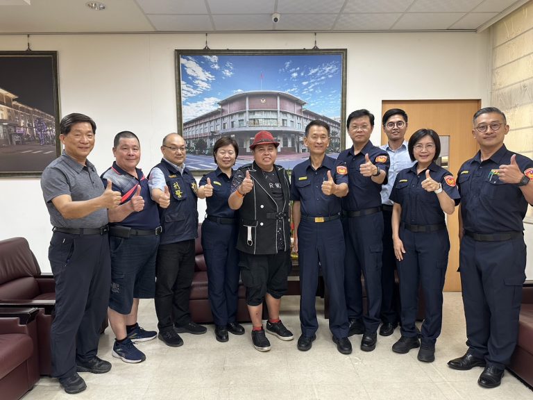 知名藝人黑面（左5）與屏東縣局長蔡文峰（右5）等人在直播宣傳結束後共同合影留念。