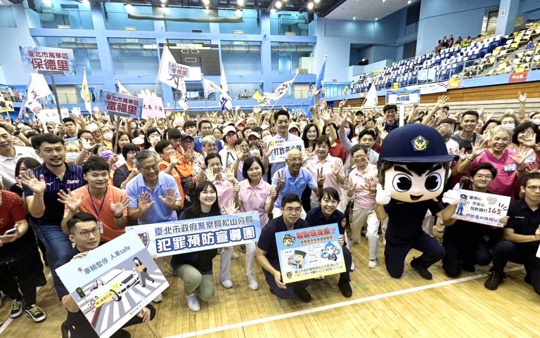 市長蔣萬安與松山警銀髮運動會共同宣導防詐及交安。（記者林金聖翻攝）