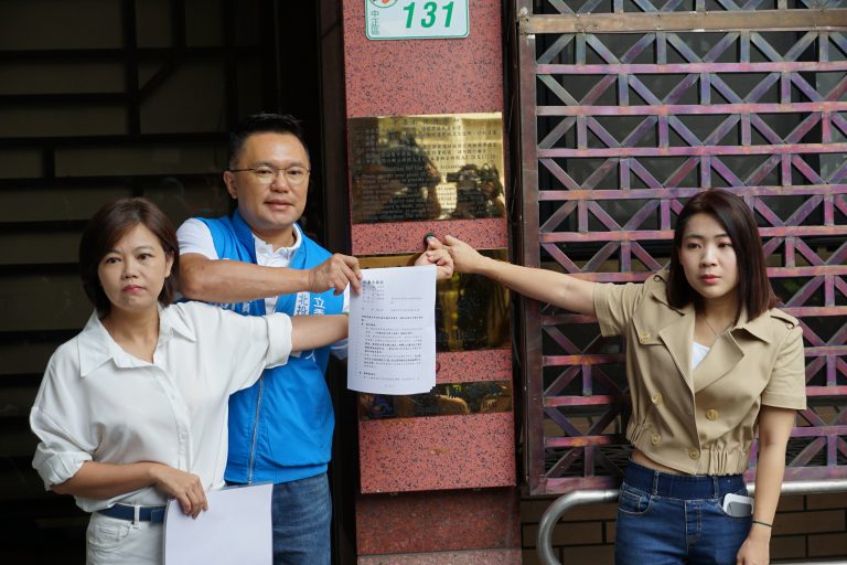 台北市議員徐巧芯(右)、張斯綱(中)、游淑慧(左)按鈴告發農業部長陳吉仲貪污、圖利。(記者張欽攝影)
